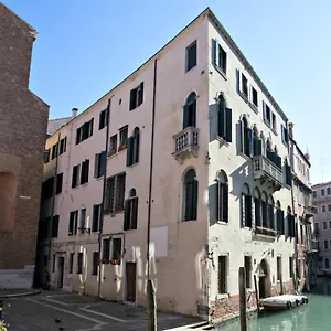 ** Aparthotel Ca' Foscolo Italy